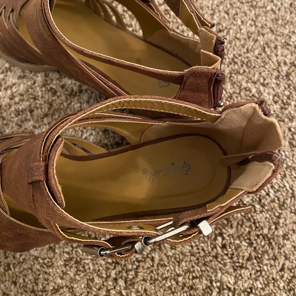 Cute booties! Like new! - Picture 3 of 5